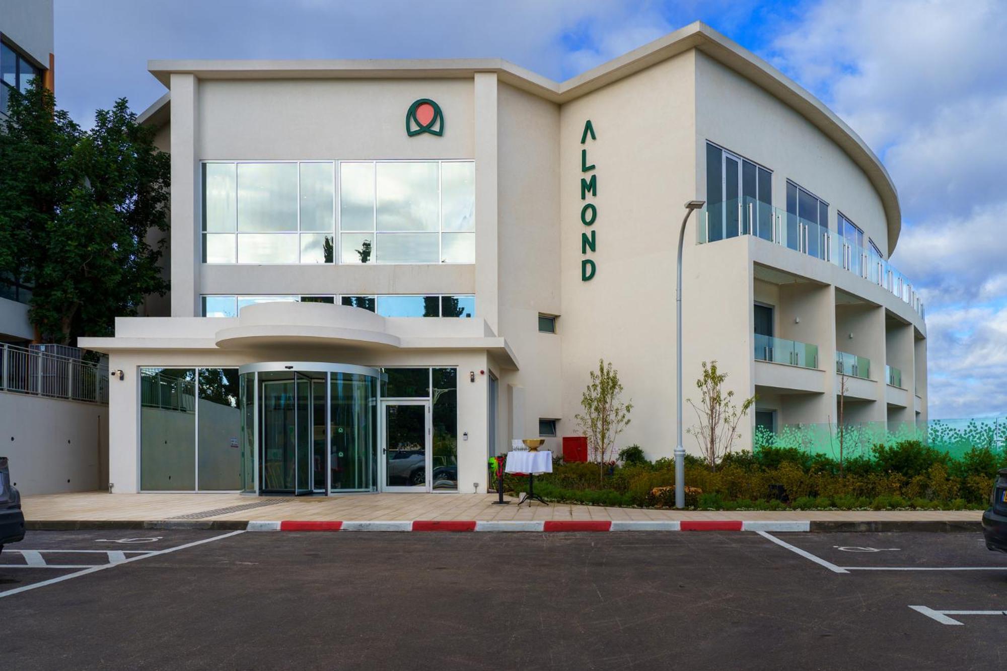 Almond Hotel - Adults Only Neve Ilan Eksteriør billede