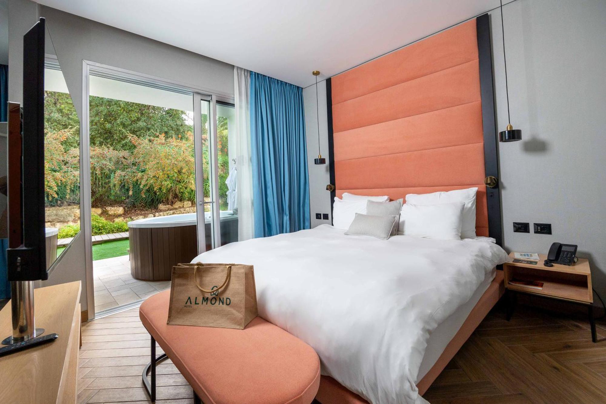 Almond Hotel - Adults Only Neve Ilan Eksteriør billede